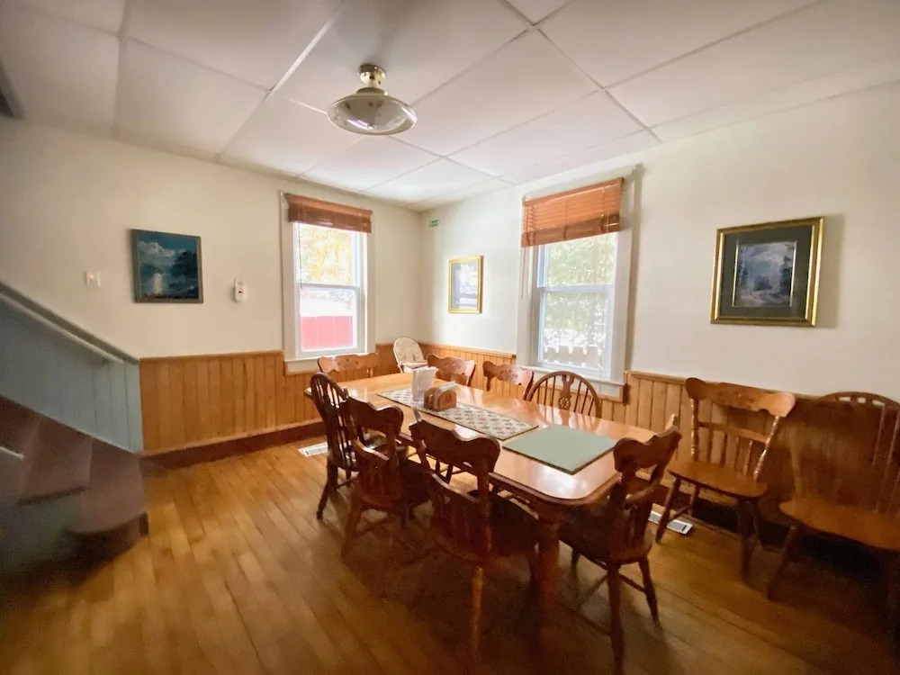 4 Bedroom Cottage on Manitoulin Island Next to Sand Beaches