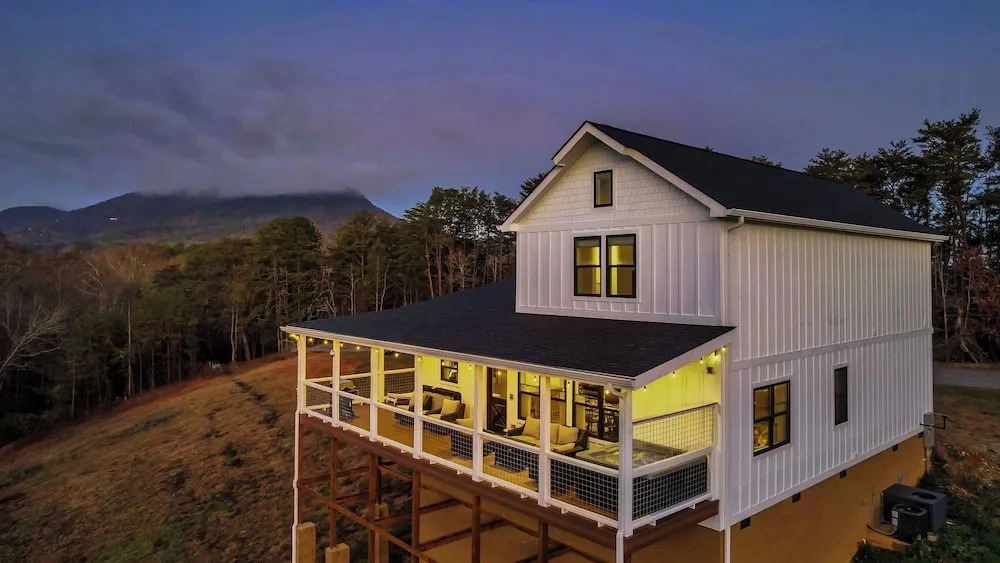 White Pines by Avantstay Family Retreat Game Room + Wraparound Porch + Hot Tub