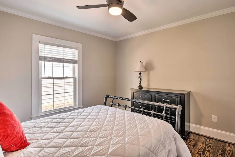Ideally Located 'penne Place' w/ Deck & Grill