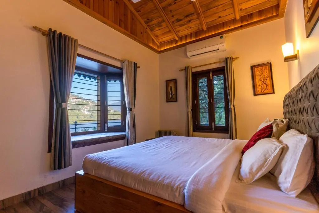 SaffronStays Gardens on the Lake - 2BR pet & elderly-friendly lakefront villa with lawns, bonfire & kitchenette near Nainital
