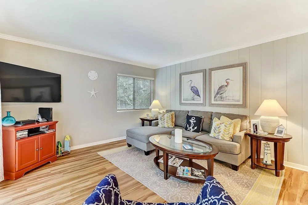 Recently Renovated Secluded Beachwood Condo Free Wifi by Redawning