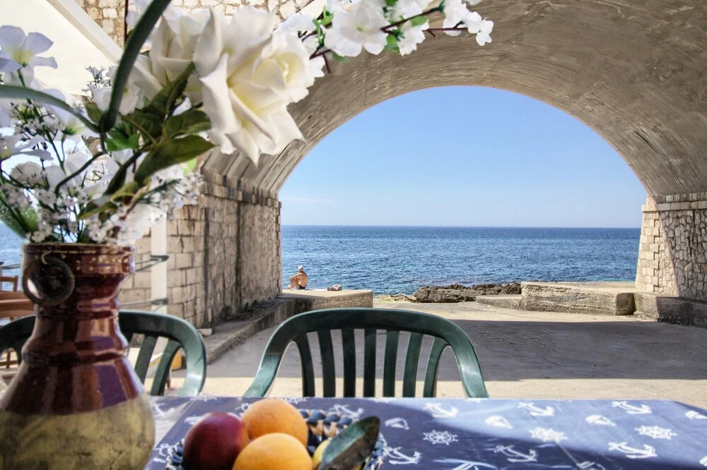 Lo Scalo, Front sea House