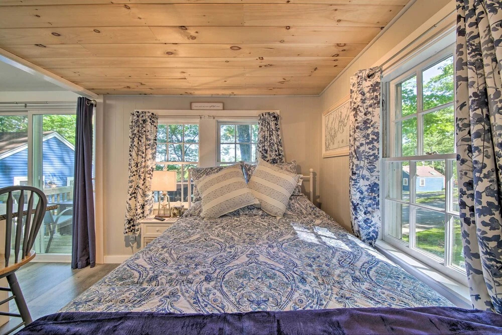 Lush Edgecomb Studio Cottage w/ Fire Table!
