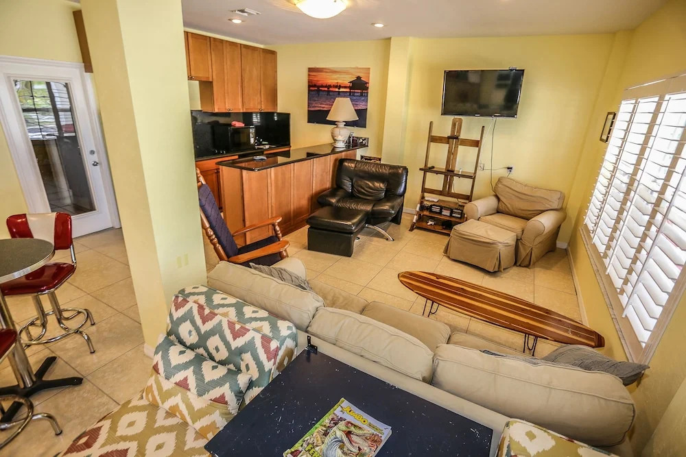 8170 Estero