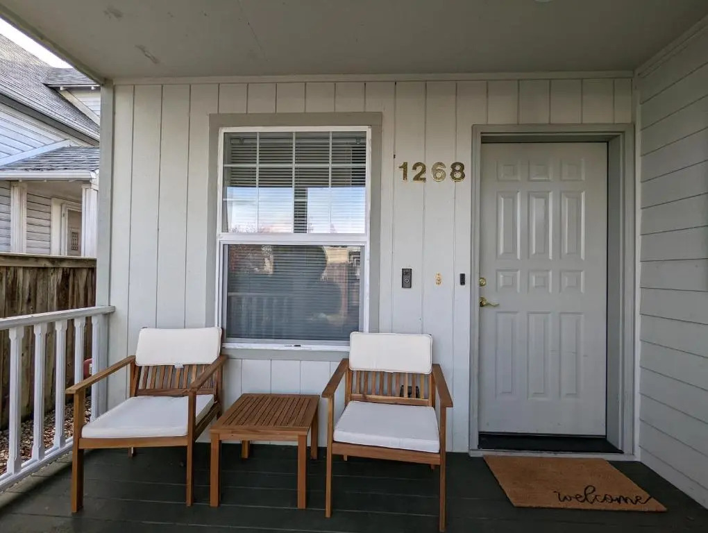 Contemporary 2-Bedroom Close to Downtown, Dining