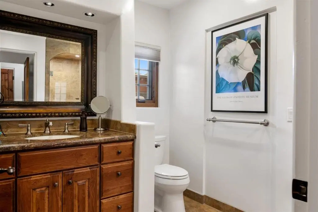Casa O'keeffe - Five-minute Walk to The Plaza, Quiet Neighborhood, Comfort and Convenience