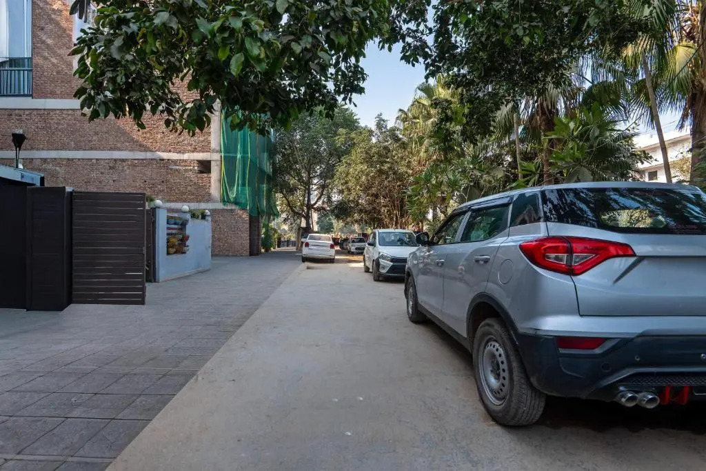 Itsy Hotels Saina Stay Near 32 Milestone