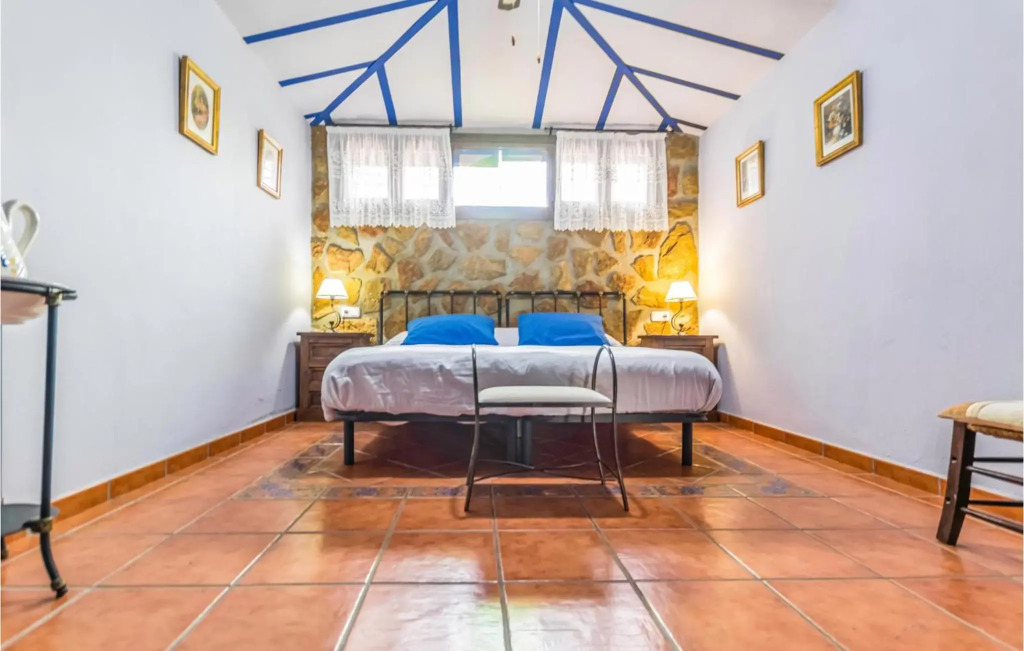 Amazing home in Crdoba with 4 Bedrooms, Private swimming pool and Outdoor swimming pool