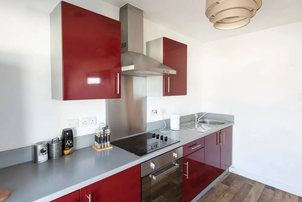 Cosy Central 3 Bed Property w/ Balcony - Sleeps 6