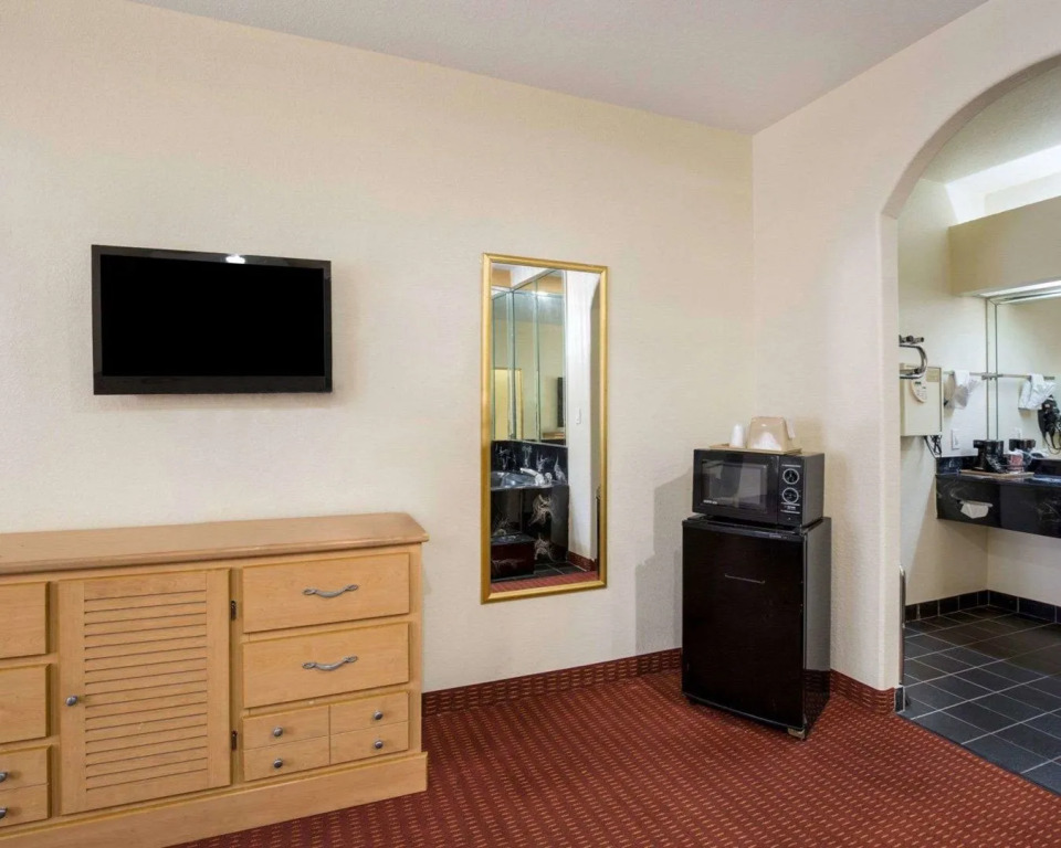 Scottish Inn & Suites