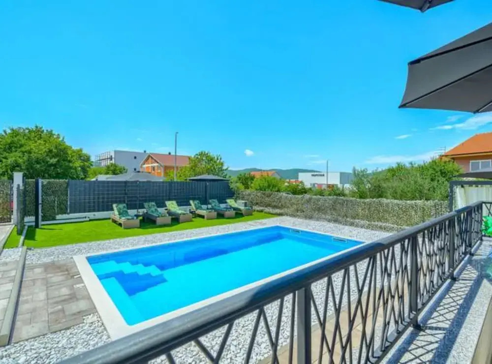 Villa Dreamin with Heated Pool & Hot Tub
