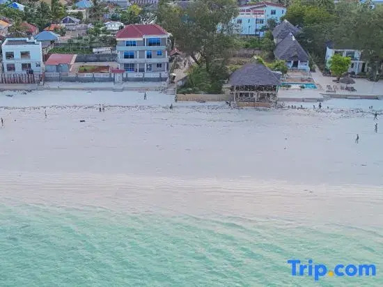 Uroa Beachfront 2BR • Balcony • Free Wi-Fi
