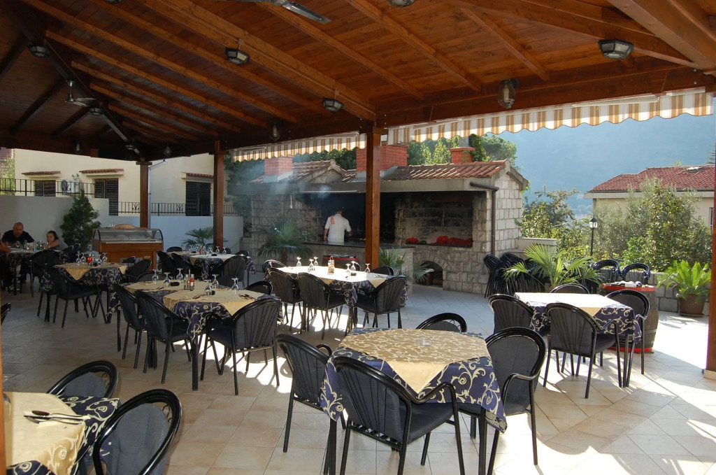 ROOMS & APARTMENTS DOBROTSKI DVORI
