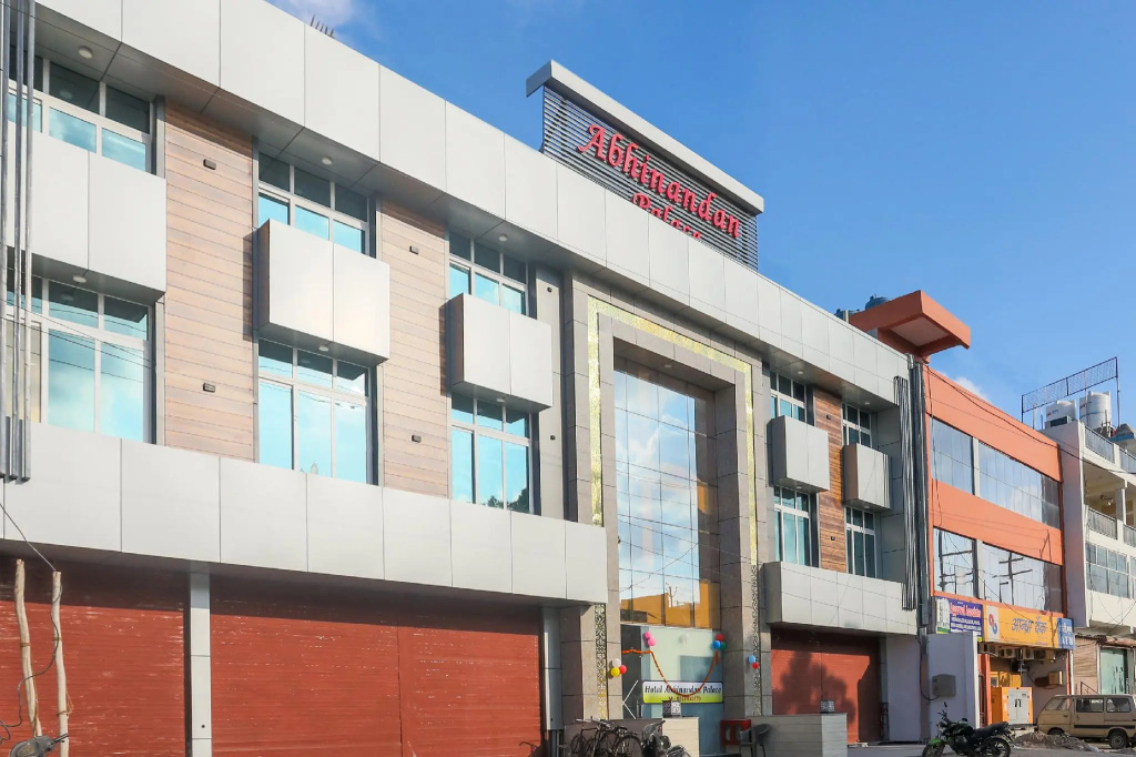 Capital O 42705 Hotel Abhinandan Palace