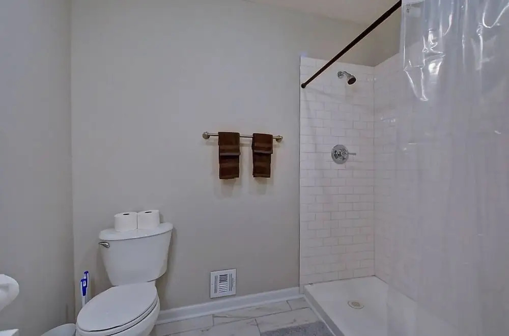 Spacious 6BR/3BA House w/ Parking! Sleeps 20!