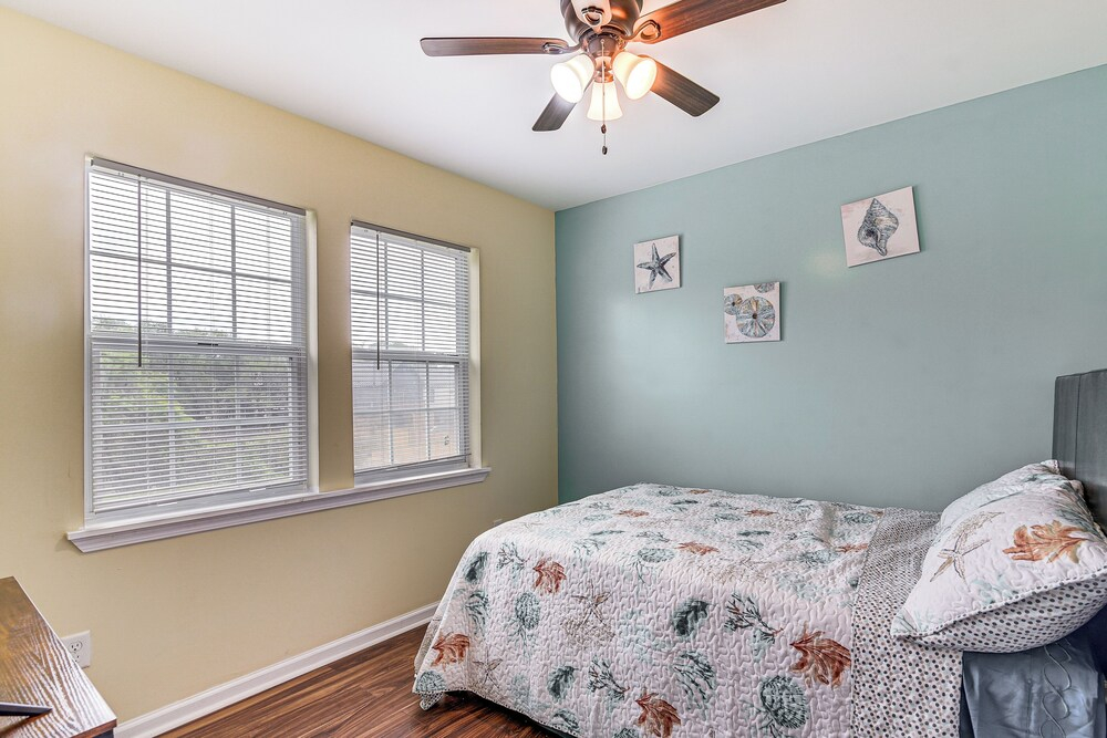 1 Mi to Pleasure Pier! Group Retreat w/ 2 Units