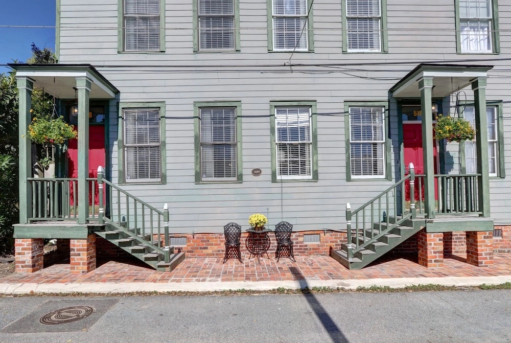 Gallery Stays - Spartina