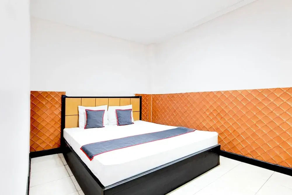 OYO 94512 Mega Inn Guest House
