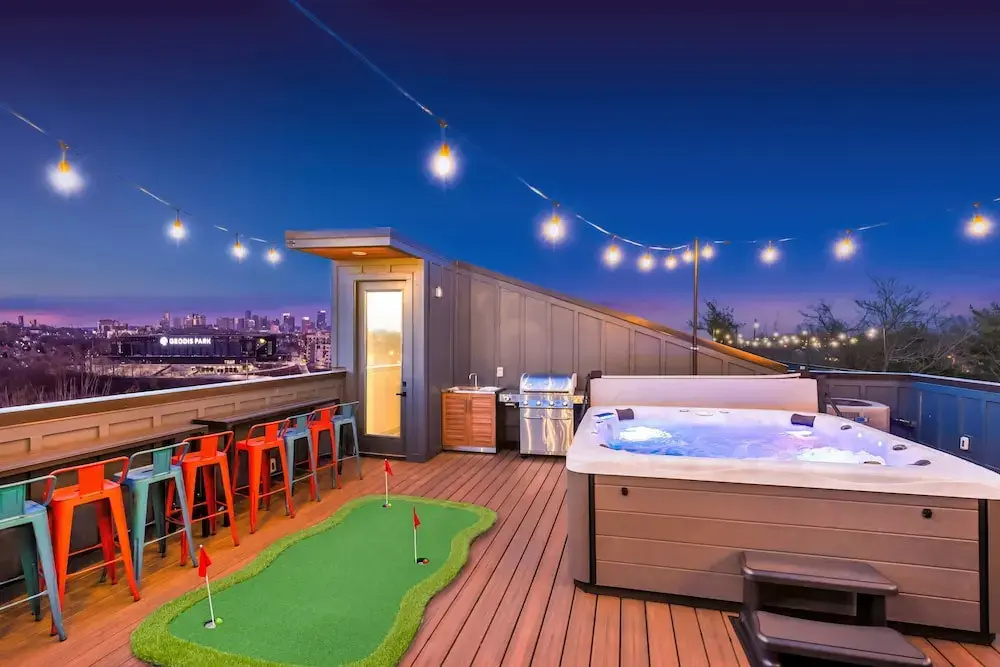 Rooftop Deck Hot Tub Retreat in Downtown Nashville