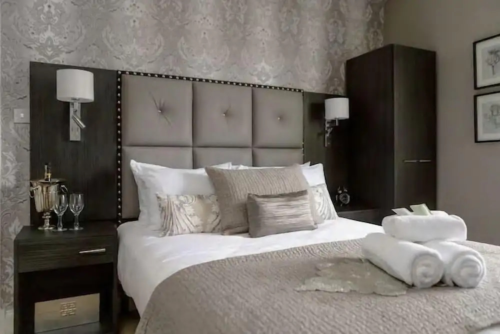 JOIVY Thistle Street Luxury Apt in the Heart of the City