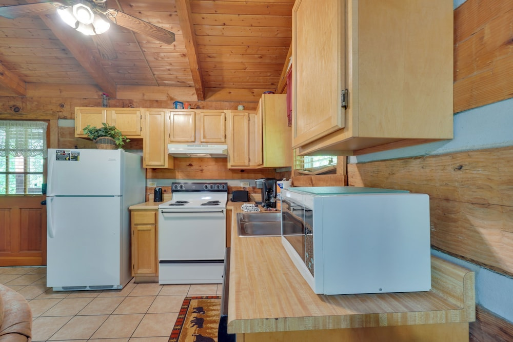 Gatlinburg Cabin with Hot Tub about 6 Mi to Downtown!