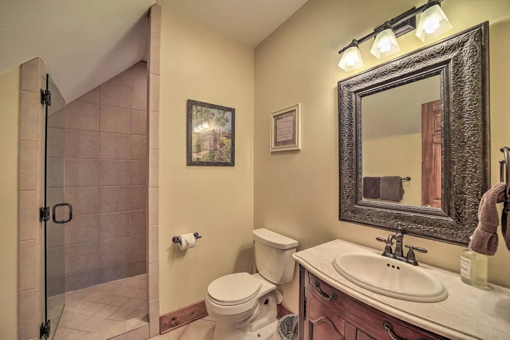 Luxe Lodge Near Smoky Mountains: Views & Hot Tub!