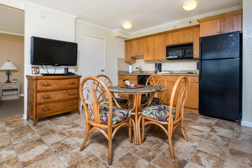 Waikiki Banyan Tower 2 by VRI Americas