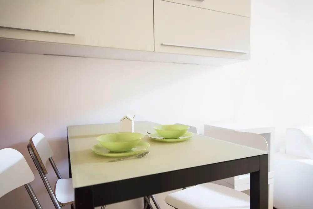 White and Clean Apartment near Metro MM1