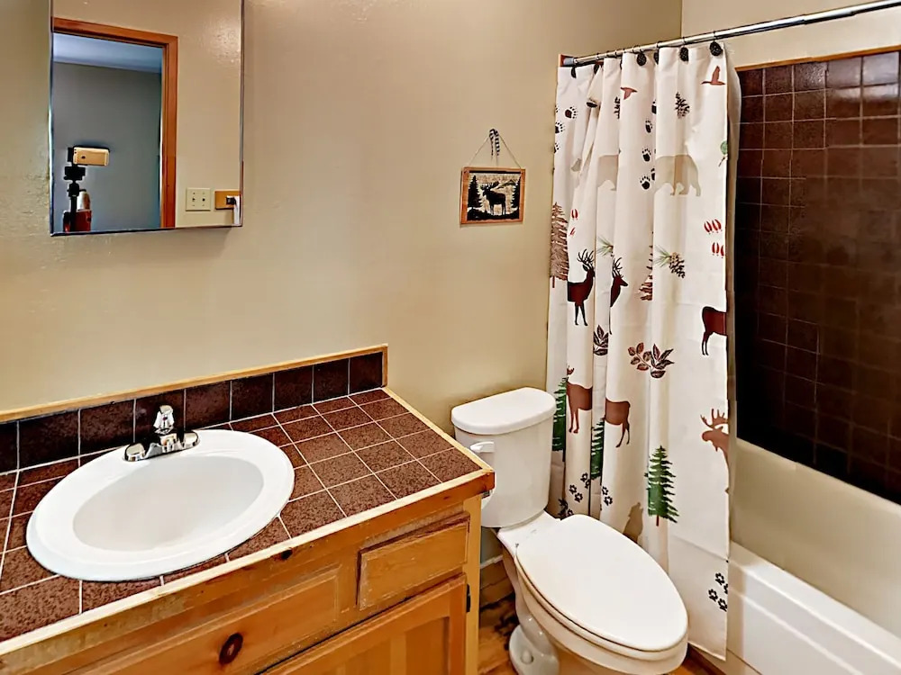 4BR 3BA Tahoe Donner House by RedAwning