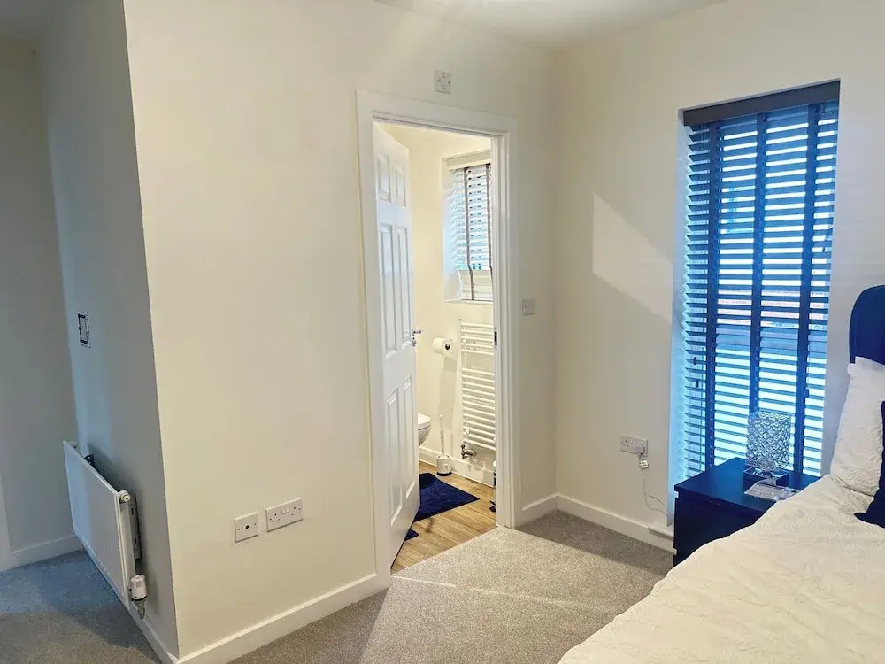 4 Bed House - Sleeps 8 - Pets - Parking - Wifi