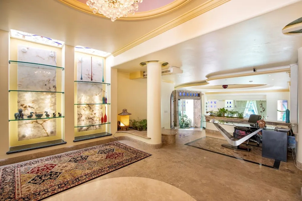 Fully Staffed, Beach frontage Luxury Villa