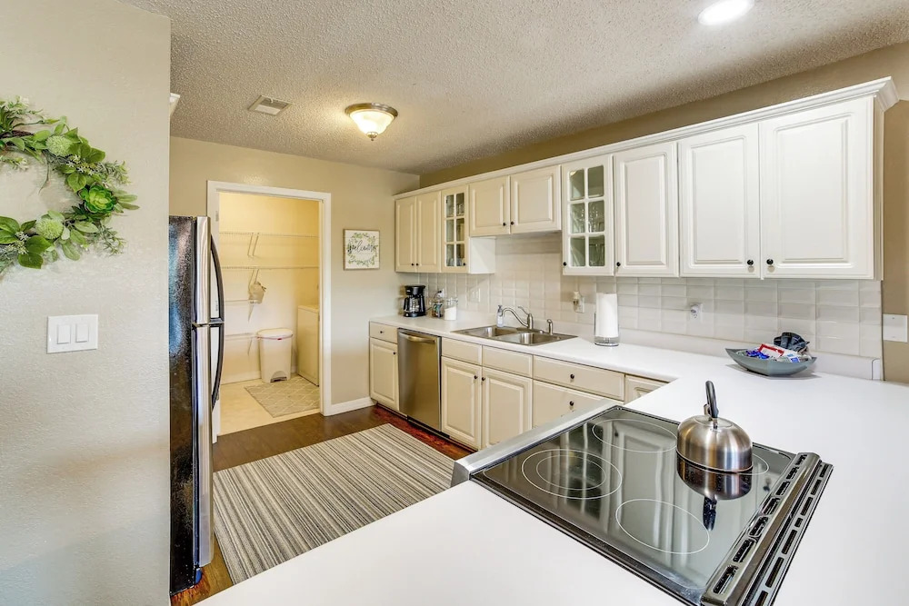 Golf, Pools & Near The Strip! Pointe Royale Condo