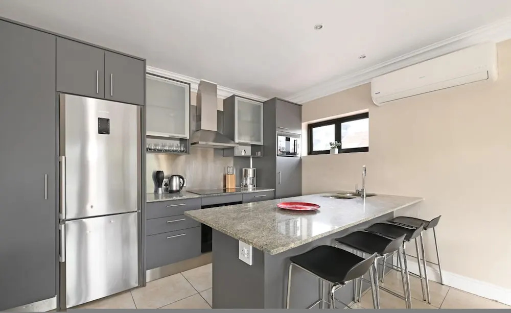 Sunny Sea Point Apartment With Private Balcony
