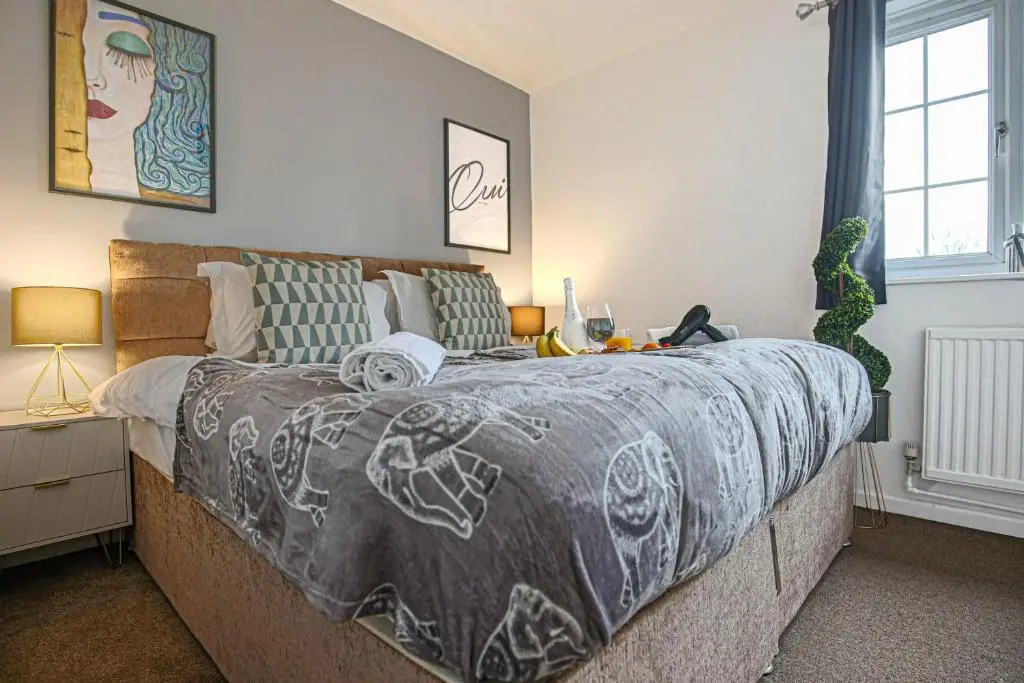 Petworth House - Central Milton Keynes - Smart TVs, Pool Table, Garden and Free Parking by Yoko Property