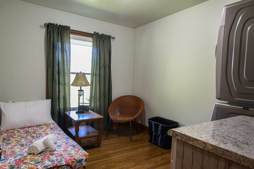 Charming 2BR w Firepit Mountain Views