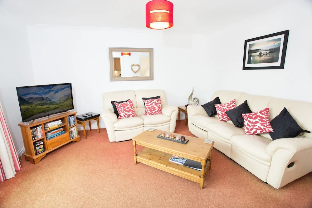 5 Riverside Gardens