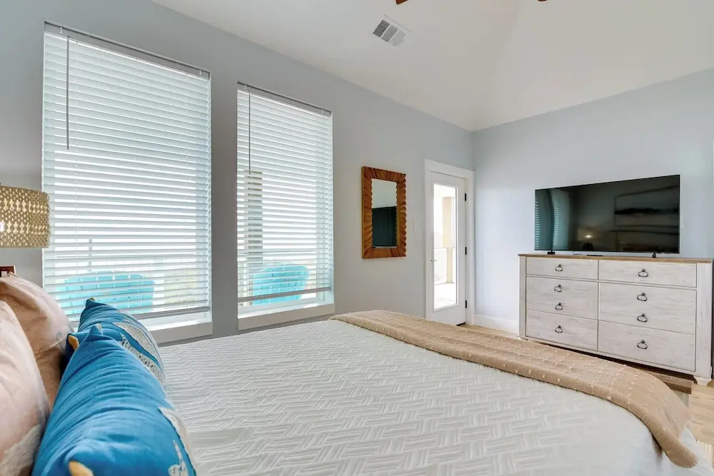 Steps to Beach: Vibrant House in Galveston!