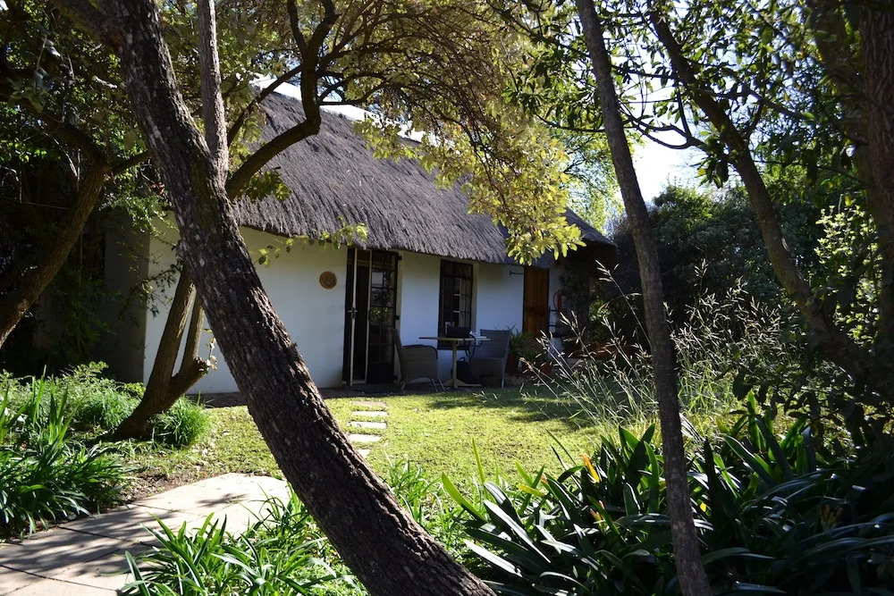 Charming Yellowwood Cottage for 2 People in Spacious Garden!