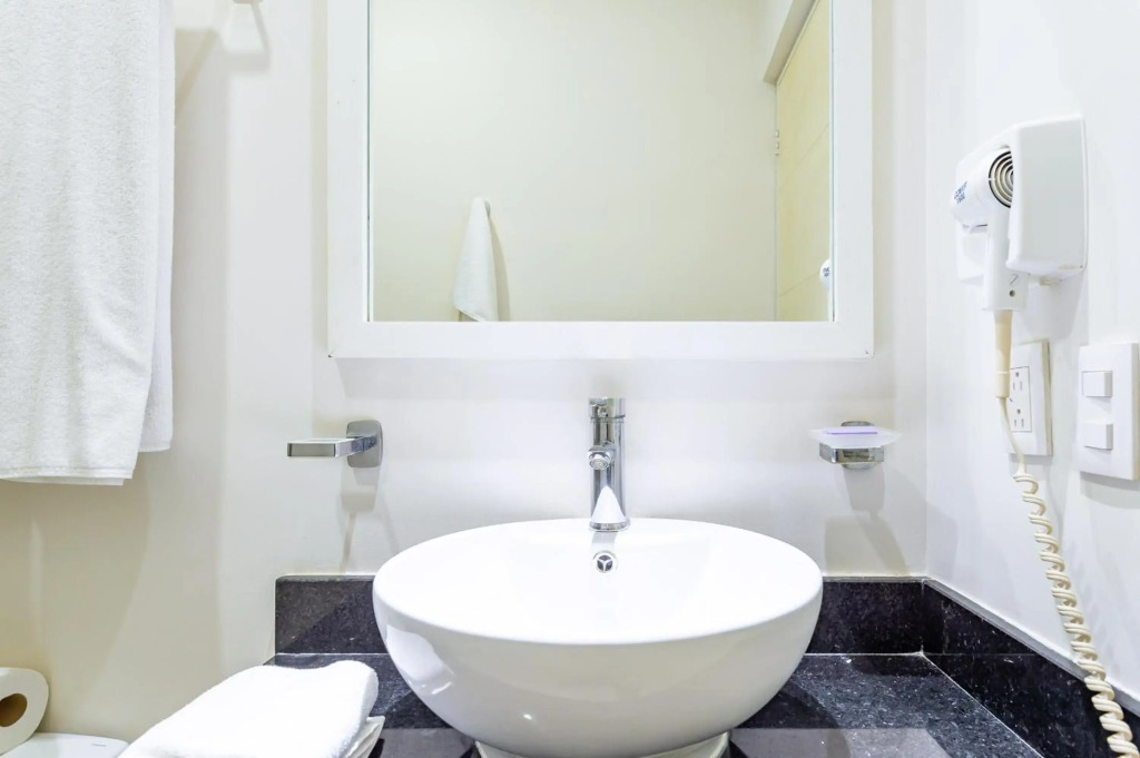 Ultra Luxury Condo, Rooftop Pool and HIGH SECURITY, Viva Residence