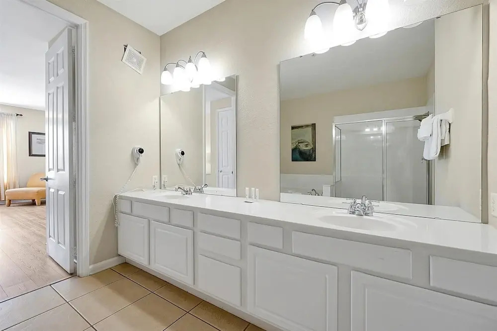 Gorgeous 3 Bed Lakeview, Vista Cay - 1010