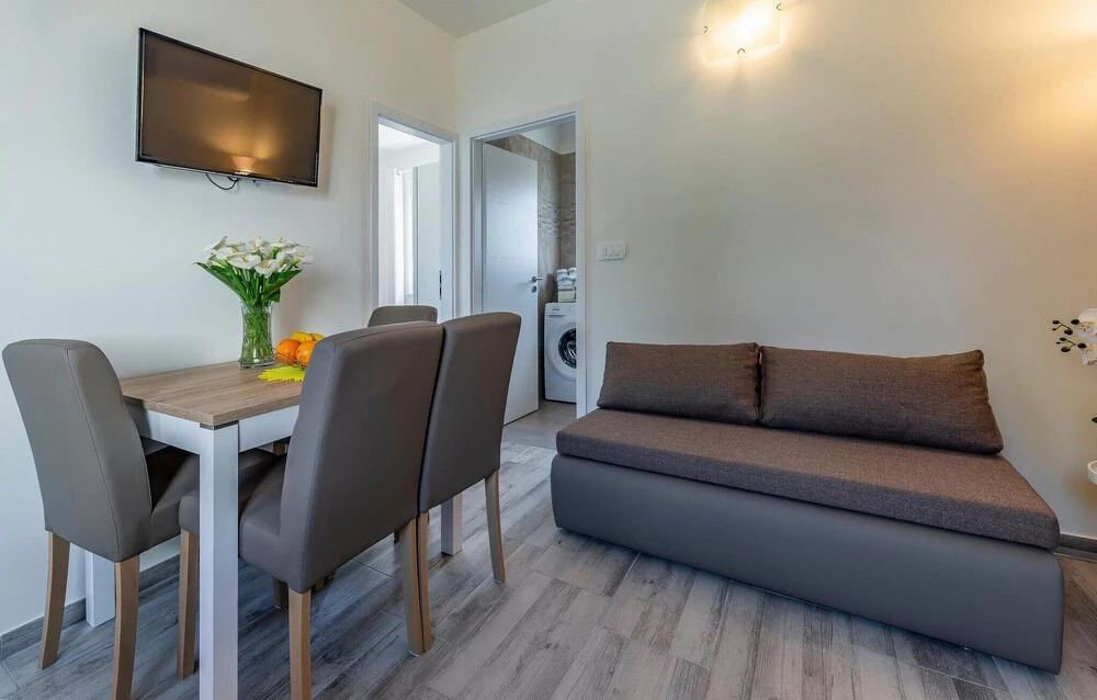 Awesome Apartment in Valbandon With Wifi and 2 Bedrooms