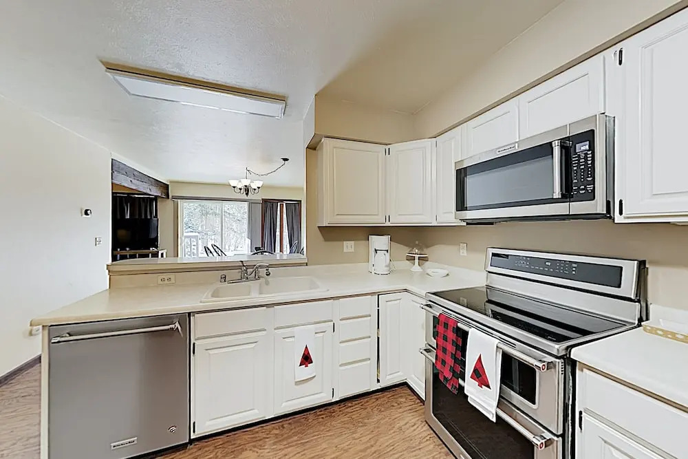 Year-round Hideaway W/ Alfresco Dining, Near Lake 3 Bedroom Duplex