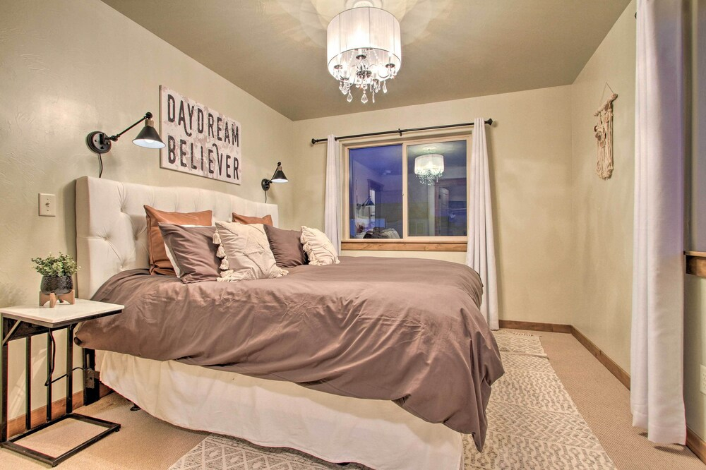 Townhome w/ Private Hot Tub, 8 Mi to Downtown