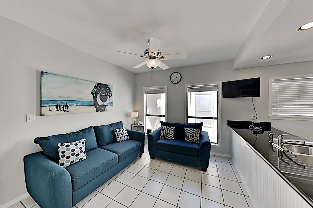 Charming Renovated - Walk To Beach! 1 Bedroom Condo