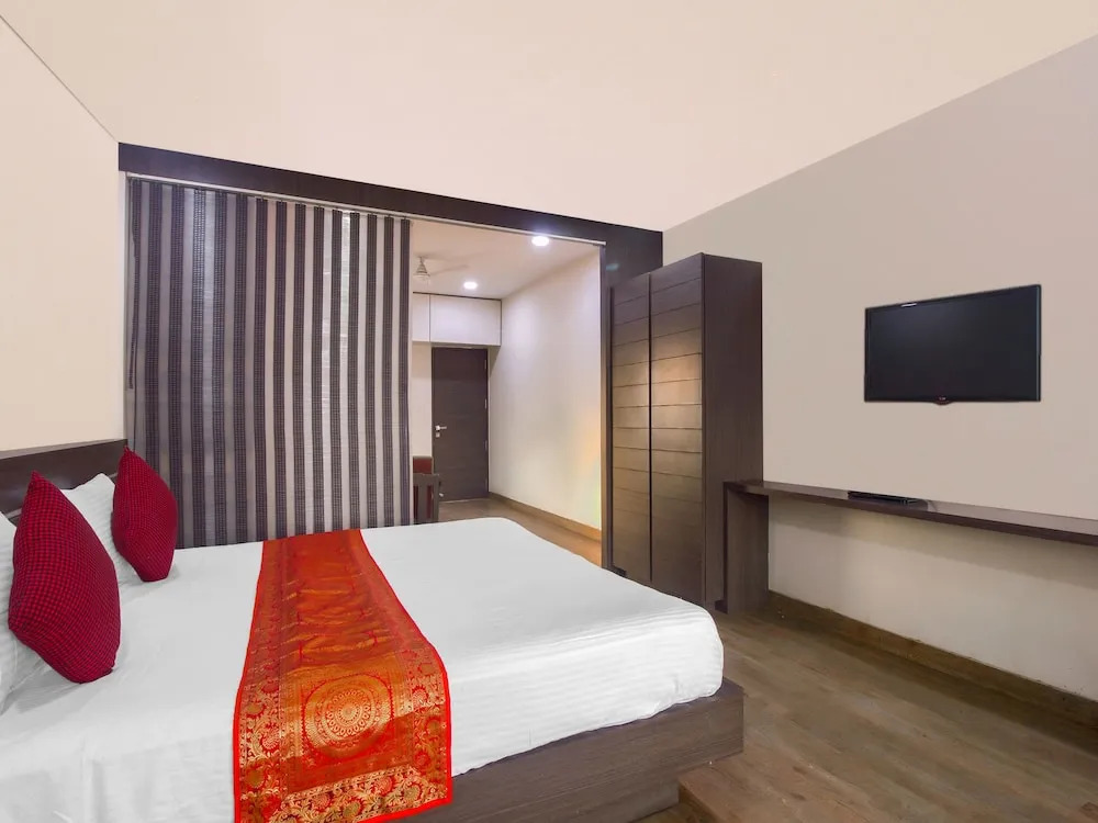OYO 13647 Hotel Kohinoor Plaza