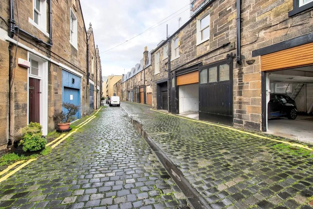 JOIVY Quiet Mews Street Apartment in the Heart of Edinburgh