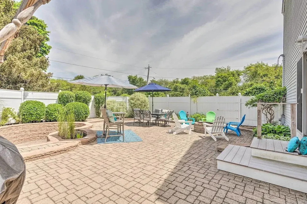 South Kingstown Vacation Rental: 2 Mi to Beach!