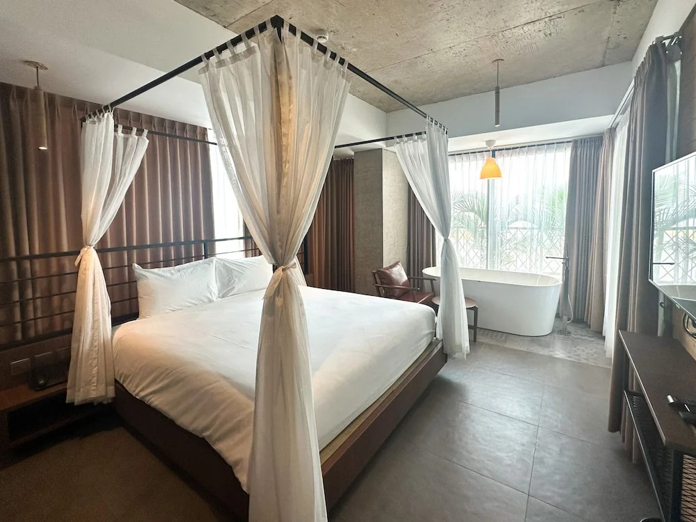 CHECK inn Phnom Penh Royal Palace