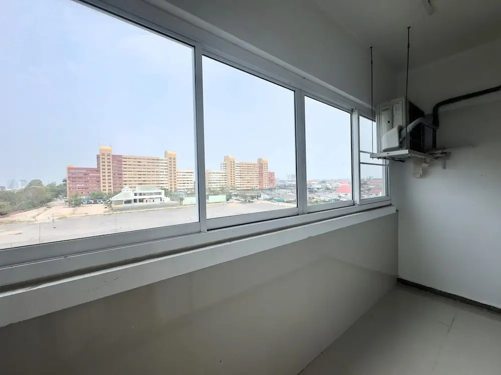 Stylish 1-bedroom Corner Condo Near Thepprasit Night Market -keha Condominium