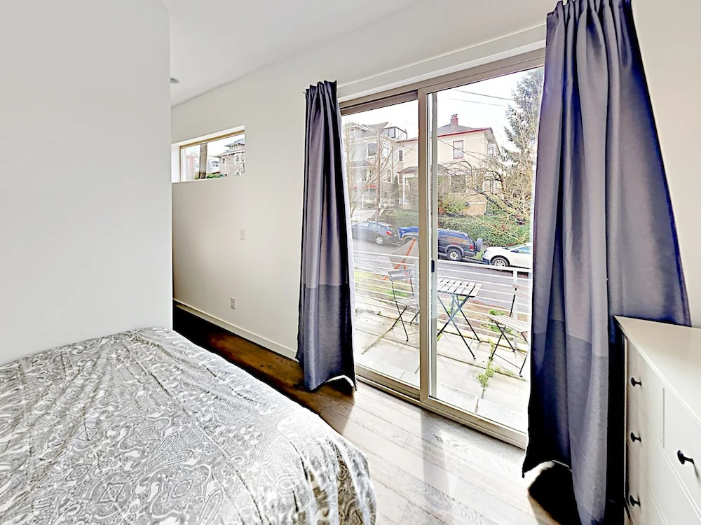 New ! Private Rooftop Deck W/ City Views 3 Bedroom Townhouse